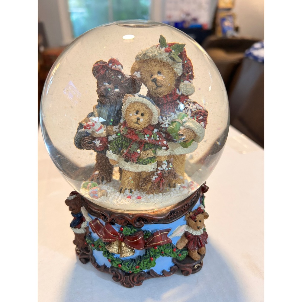 Christmas Teddy Bear Family Musical Snow Globe Holiday Decor Glitter Wind Up